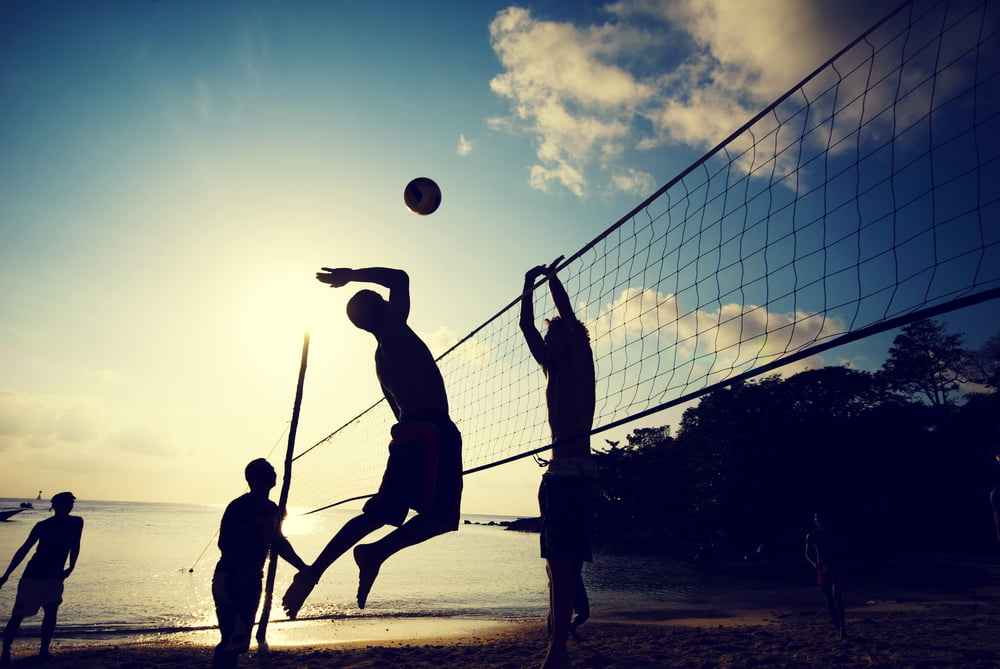 5 deportes grupales que puedes hacer al aire libre